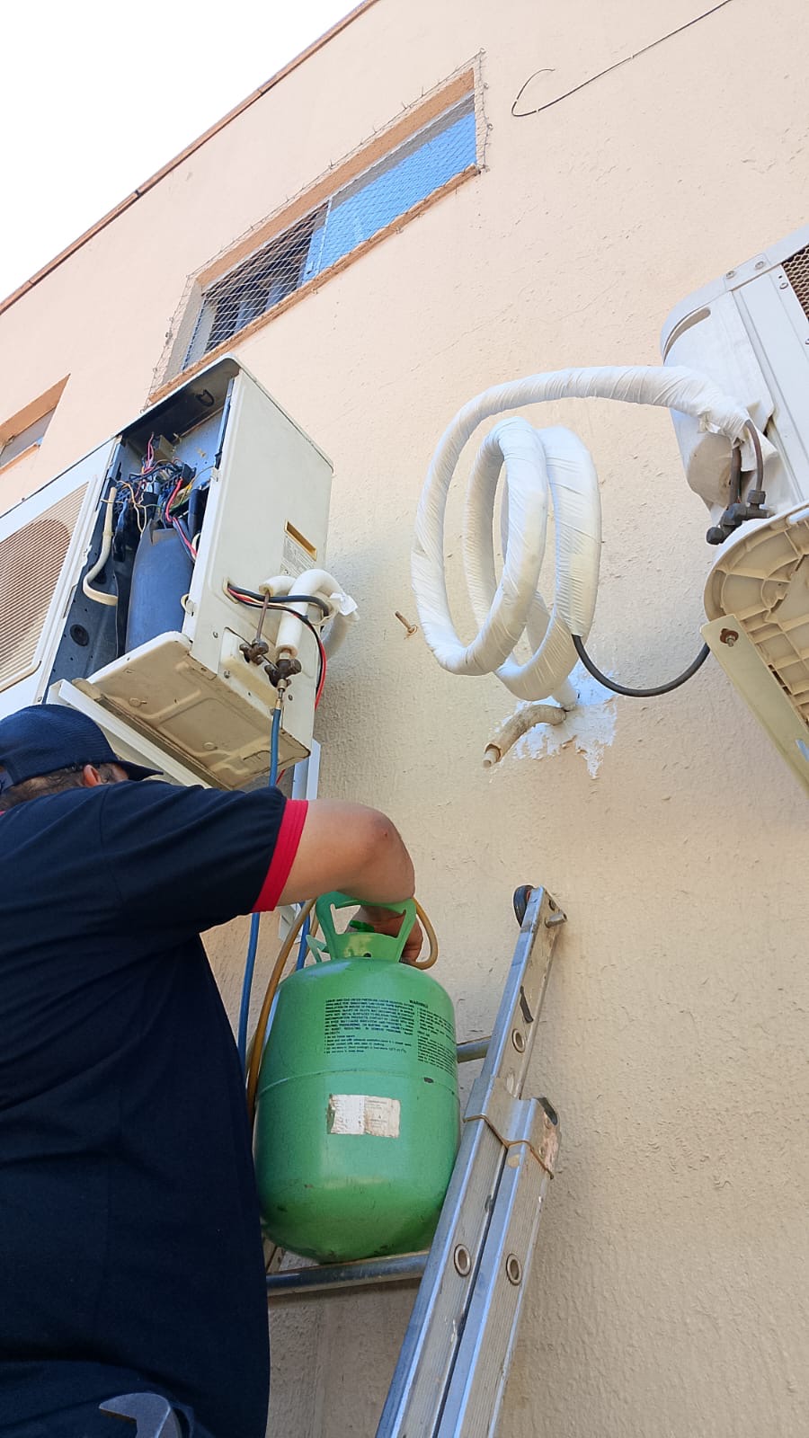 Técnico da Speed Clima fazendo manutenção em ar-condicionado